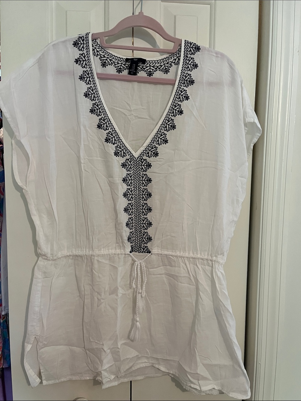 GAP 💯 cotton white cover up with navy blue embroidery!